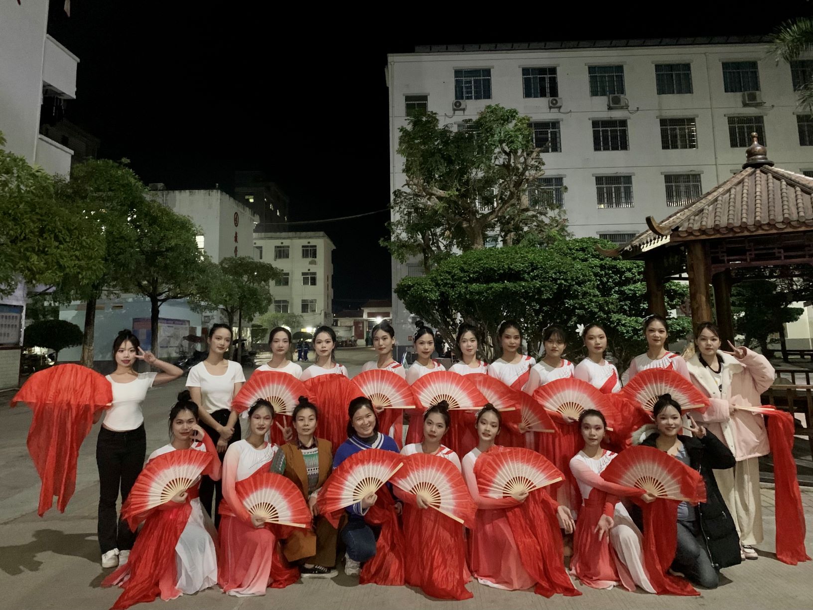 星空体育在线(中国)官方网站到木乐一中绘画展示、参与晚会表演