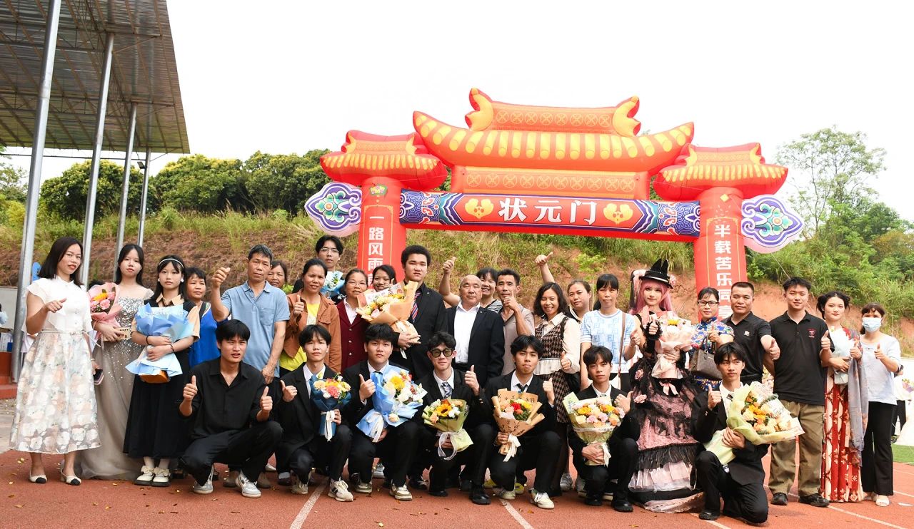 实现报效祖国的远大理想和抱负，我校隆重举行“十八而至正青春，挺膺奋进新征程”——2024届成人典礼仪式 丨 星空体育在线(中国)官方网站